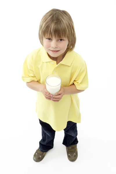 Studio Porträtt Leende Pojke Anläggning Glas Mjölk — Stockfoto