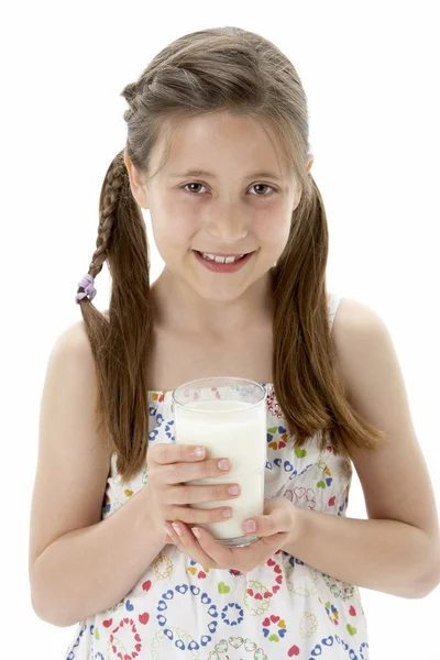 Retrato de estudio de niña sonriente sosteniendo un vaso de leche —  Fotos de Stock