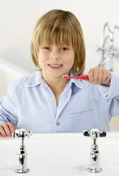 年轻的男孩在接收器刷牙 — 图库照片