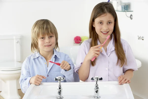 Братья и сёстры чистят зубы вместе на раковине — стоковое фото