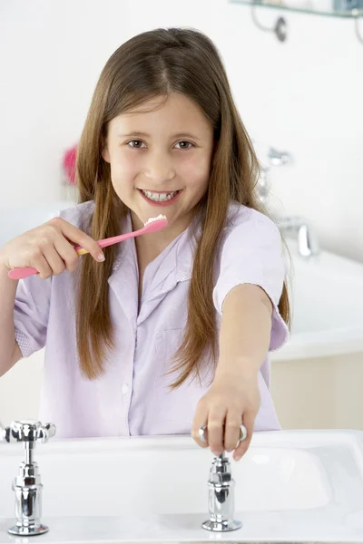 Jong meisje tandenpoetsen op wastafel — Stockfoto