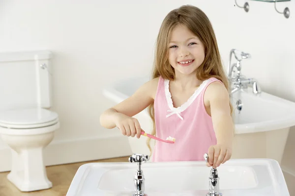 年轻的姑娘在接收器刷牙 — 图库照片