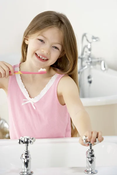 Ung Flicka Borsta Tänderna Diskbänken — Stockfoto