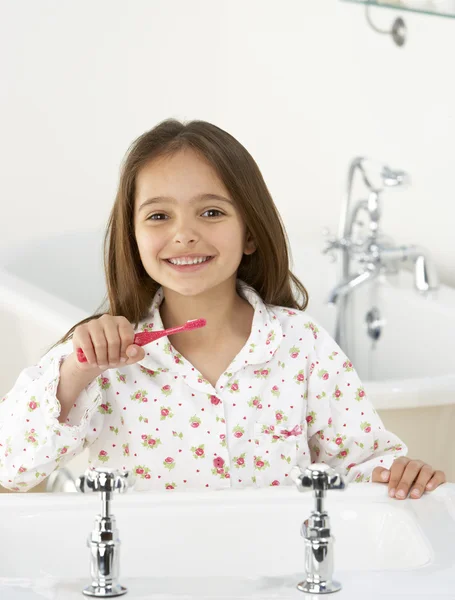 Молода Дівчина Чистить Зуби Раковині — стокове фото