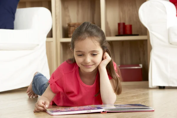 Junges Mädchen Liest Buch Hause — Stockfoto
