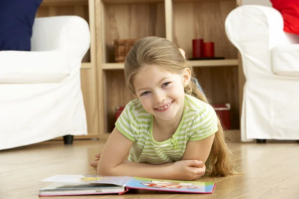 Genç Kız Evde Kitap Okurken — Stok fotoğraf