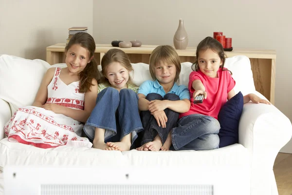 Μικρά παιδιά παρακολουθώντας τηλεόραση στο σπίτι — Φωτογραφία Αρχείου