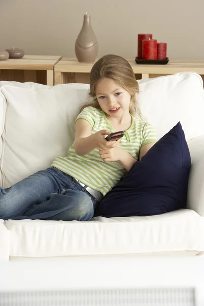 Молодая Девушка Смотрит Телевизор Дома — стоковое фото