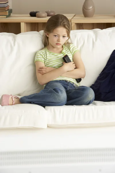 Νεαρό κορίτσι βλέποντας τηλεόραση στο σπίτι — Φωτογραφία Αρχείου
