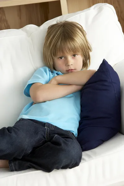 Νεαρό Αγόρι Κάθισε Στον Καναπέ Στο Σπίτι — Φωτογραφία Αρχείου