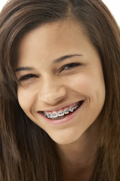 Estúdio retrato de sorridente adolescente menina — Fotografia de Stock