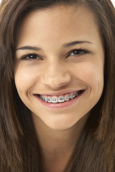 Studioporträt eines lächelnden Teenagers — Stockfoto