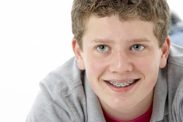 Studiový portrét smějící se dospívající chlapce — Stock fotografie