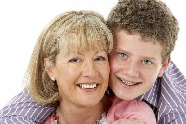 Studiový portrét smějící se dospívající chlapec s maminkou — Stock fotografie