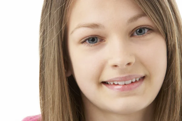 笑顔の 10 代の少女のスタジオ ポートレート — ストック写真