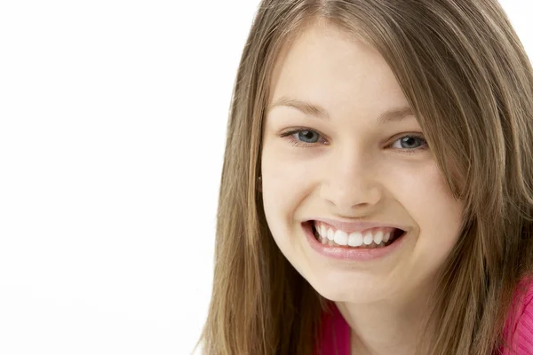 Studiový portrét smějící se dospívající dívky — Stock fotografie