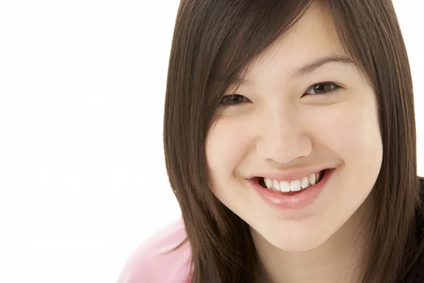 Studio portret uśmiechający się nastolatka — Zdjęcie stockowe
