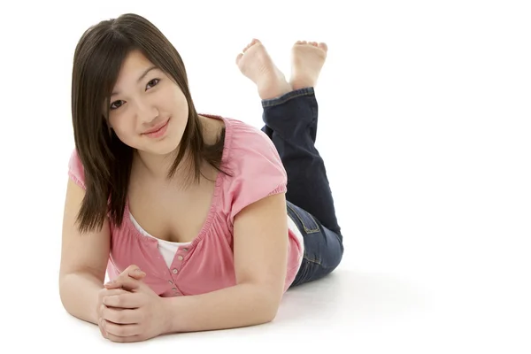 Adolescente chica acostándose en el estómago — Foto de Stock