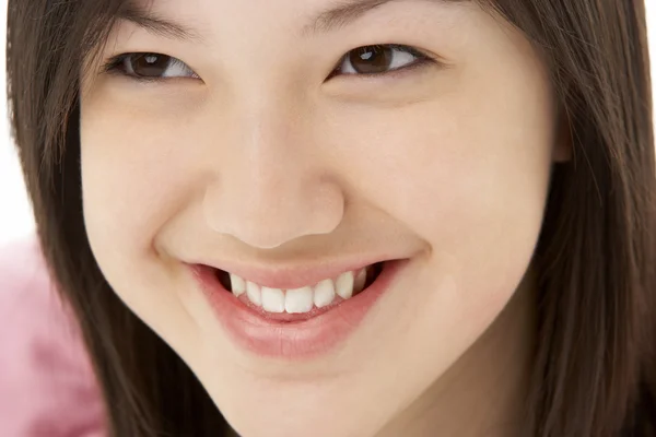 Studio ritratto di sorridente adolescente ragazza — Foto Stock