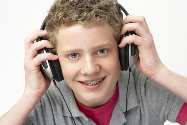 Retrato do menino adolescente sorridente ouvindo música — Fotografia de Stock