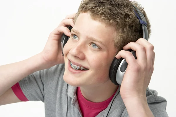 Retrato Menino Adolescente Sorridente Ouvindo Música — Fotografia de Stock