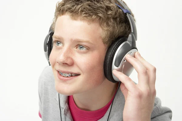 Retrato Menino Adolescente Sorridente Ouvindo Música — Fotografia de Stock