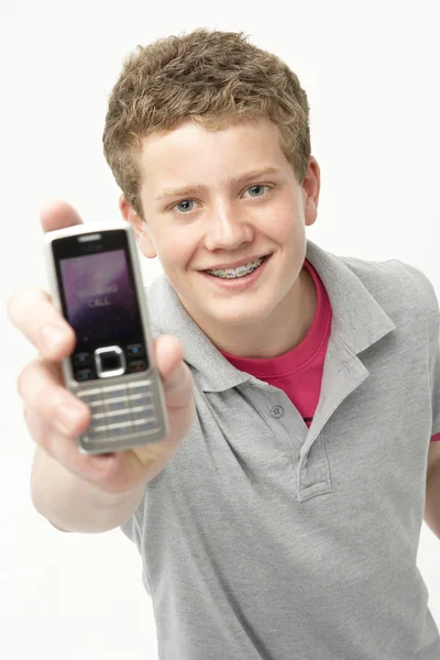 Genç çocuk holding cep telefonu gülümseyen portresi — Stok fotoğraf