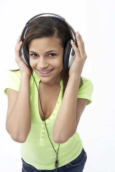 Retrato de sorridente adolescente escutando música — Fotografia de Stock