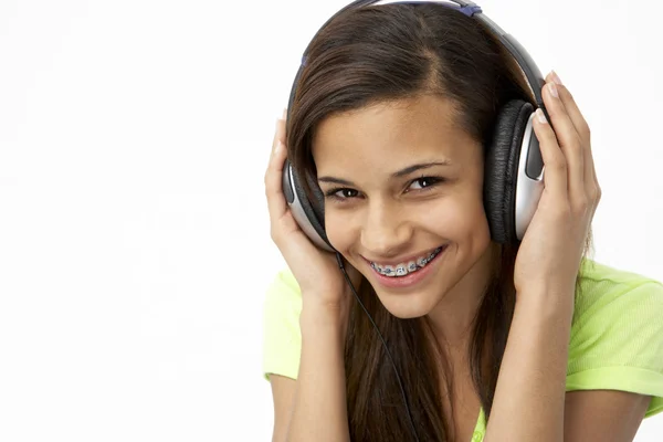 Retrato de una adolescente sonriente escuchando música — Foto de Stock