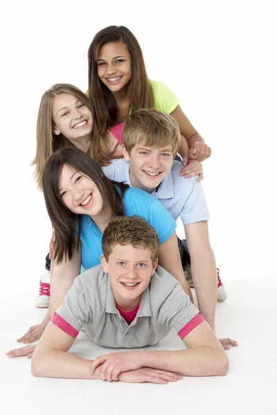 Grupp Tonåriga Vänner Studio — Stockfoto