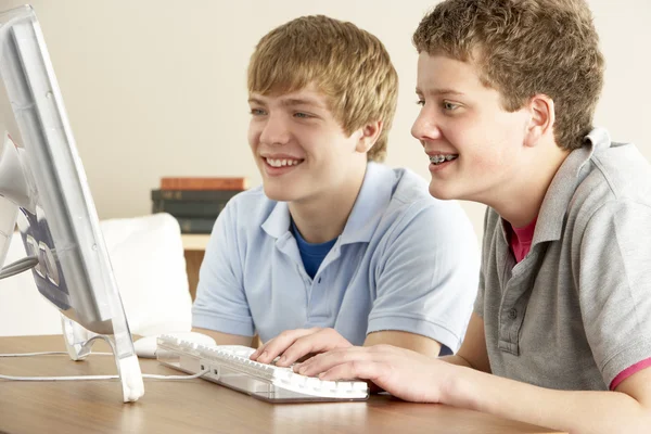Dois adolescentes no computador em casa — Fotografia de Stock