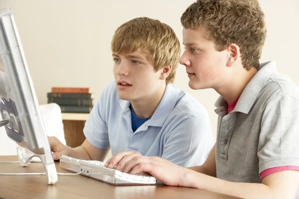 两个十几岁的男孩在家里的计算机上 — 图库照片