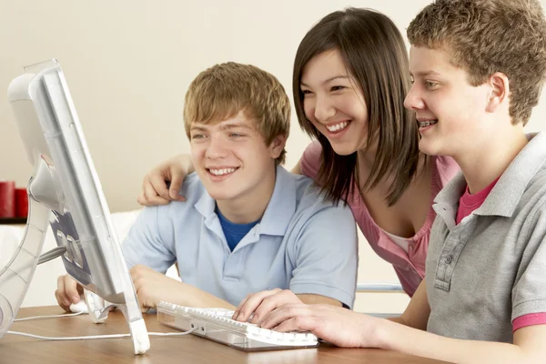 Οι έφηβοι στον υπολογιστή στο σπίτι — Φωτογραφία Αρχείου