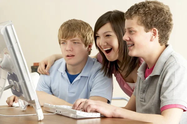 Adolescenti Sul Computer Casa — Foto Stock