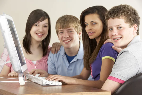 Teenagers on Computer at Home — Stock Photo, Image