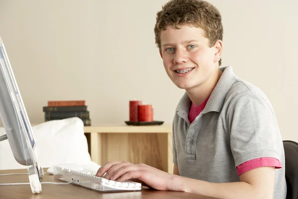 自宅で勉強して 代の少年の笑顔 — ストック写真