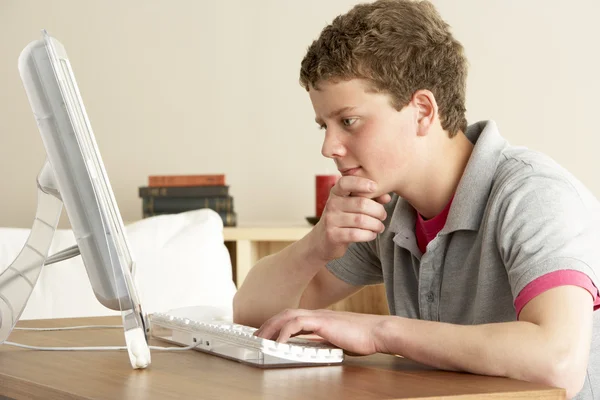 Nastoletni chłopiec w myśl nauki w domu — Zdjęcie stockowe