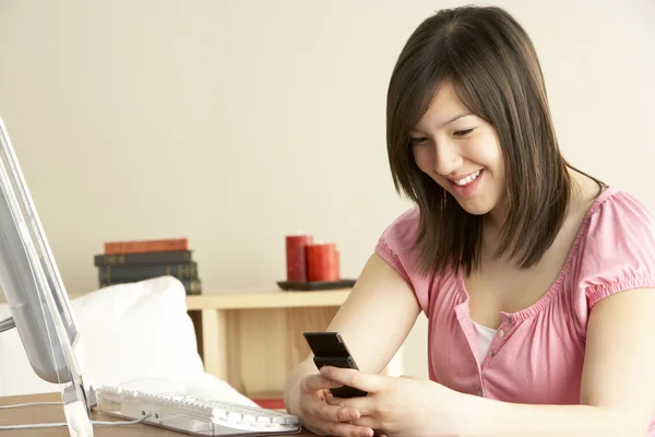 Usmívající Dospívající Dívka Pomocí Mobilního Telefonu Doma — Stock fotografie