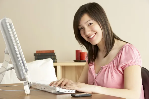 Smiling Teenage Girl Computer Home — Stock Photo, Image