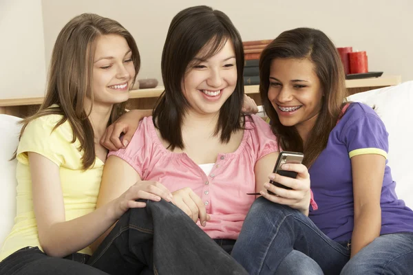 Fidanzate Adolescenti Che Leggono Telefono Cellulare Casa — Foto Stock