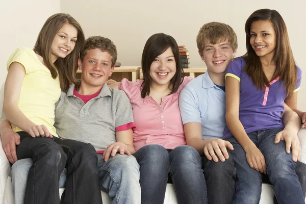 Teenage Friends Relaxing Home — Stock Photo, Image