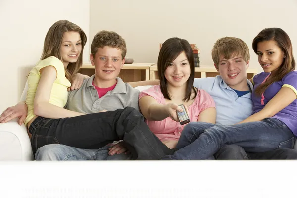 Друзья-подростки смотрят телевизор дома — стоковое фото