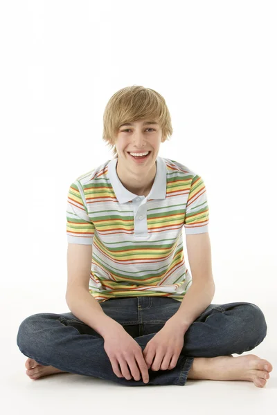 Студійний портрет щасливого хлопчика-підлітка — стокове фото