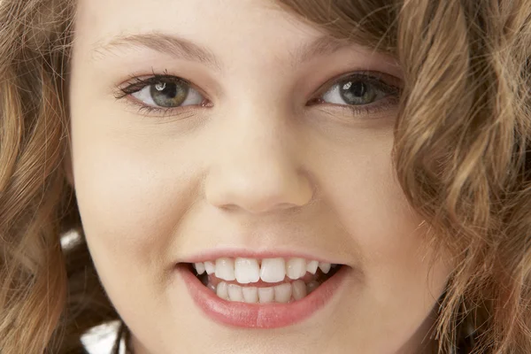 Studio Portrait Of Smiling Teenage Girl — Stock Photo, Image