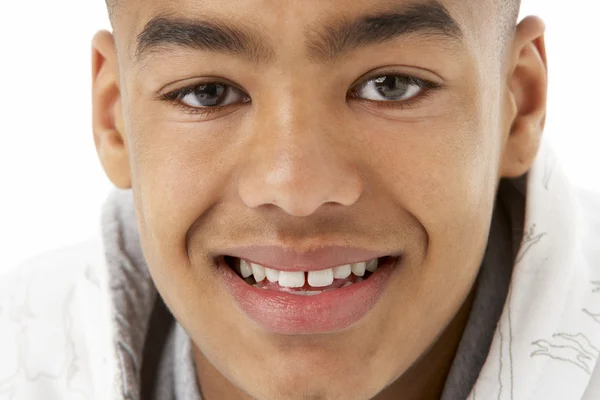 Estúdio retrato de sorridente adolescente menino — Fotografia de Stock