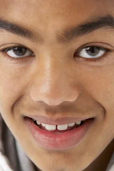 Студія Портрет усміхненого хлопчика-підлітка — стокове фото