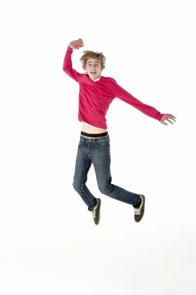 Retrato completo do estúdio do menino adolescente que salta — Fotografia de Stock