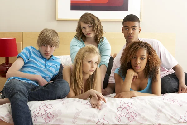 Groupe Cinq Adolescents Amis Regardant Ennuyé Dans Chambre Coucher — Photo