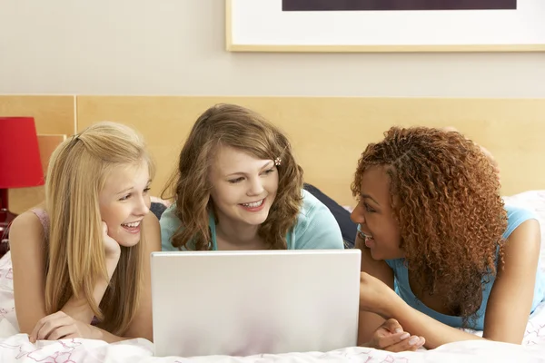 Grupo Tres Adolescentes Usando Ordenador Portátil Dormitorio —  Fotos de Stock