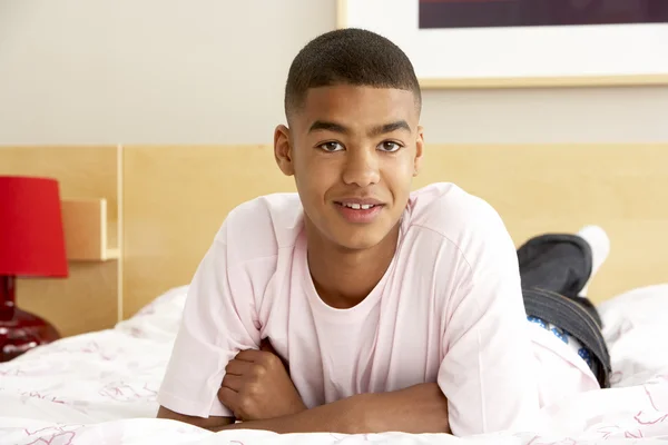 Πορτραίτο Του Έφηβου Αγοριού Στην Κρεβατοκάμαρα — Φωτογραφία Αρχείου